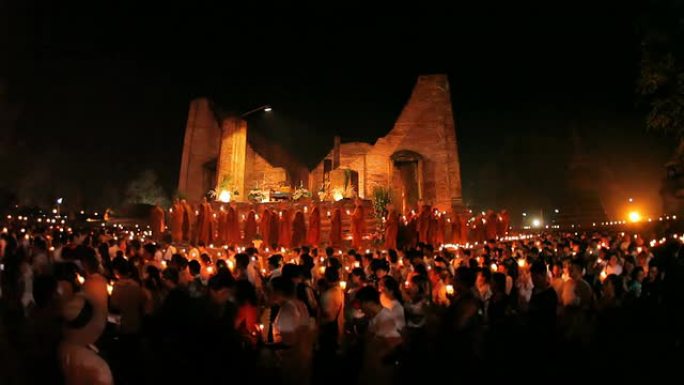 佛教在古寺周围点燃蜡烛