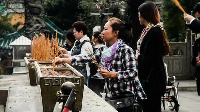 中国香港-2014年11月13日：人们在中国香港著名的黄大仙庙祈祷好运