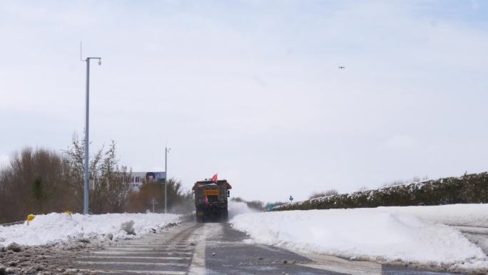 高速公路除雪车除雪东北北方雪后道路清雪