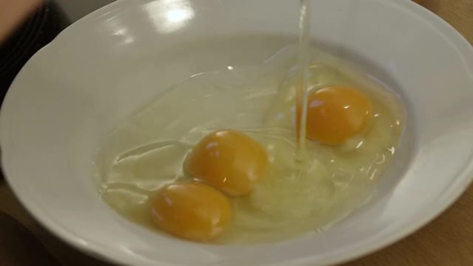 将鸡蛋打入碗中的慢动作