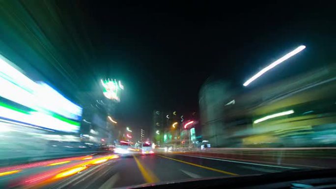 晚上开车。日本东京。