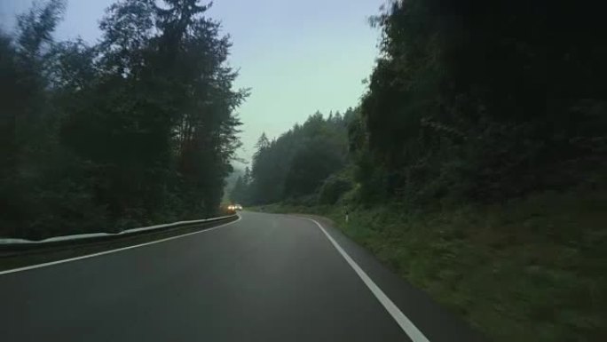 有雾的山口上的车载摄像头
