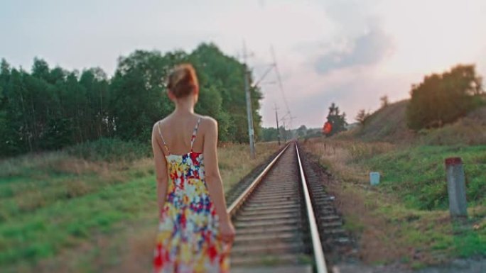 走在铁路上的年轻女子