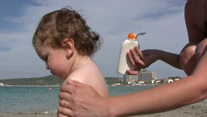 晒伤防护给孩子擦防晒霜儿童防晒霜海边玩耍