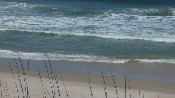 二十七秒的海浪在有声音的沙漠海滩上破碎