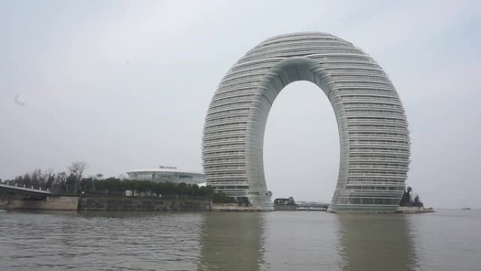 白天在河岸上的中国地标