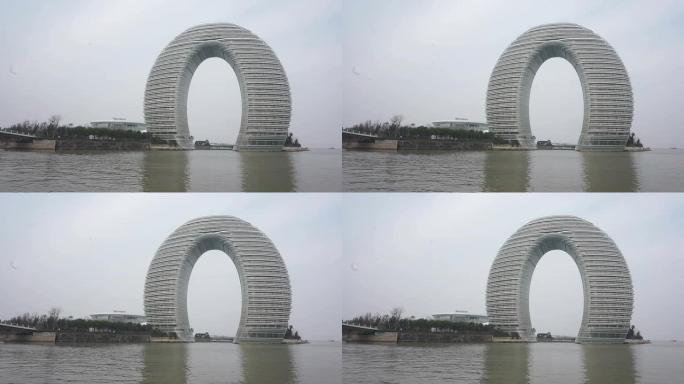 白天在河岸上的中国地标