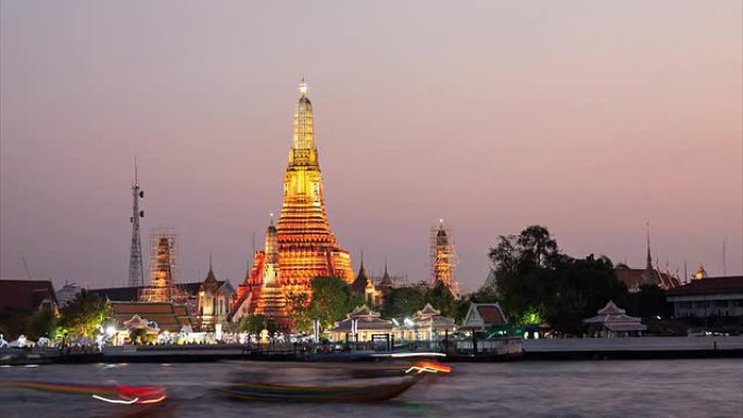高清延时白天到晚上：Wat Arun傍晚到天黑。河上的船只交通（放大）