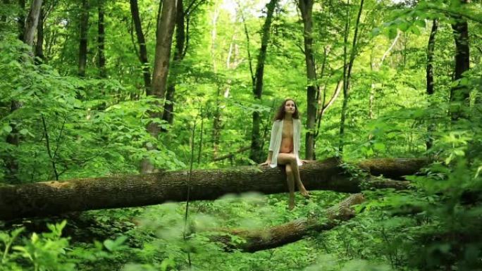 山毛榉森林中的年轻女子