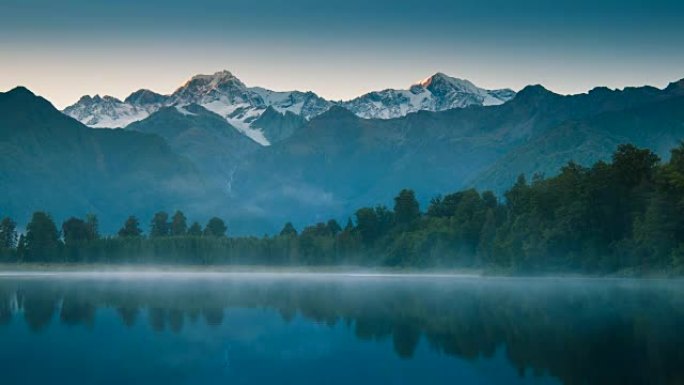 新西兰马西森湖福克斯冰川镇南部阿尔卑斯山山谷美丽的风景