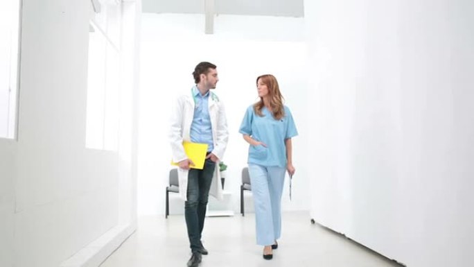 高清: 医生和护士走在医院走廊。