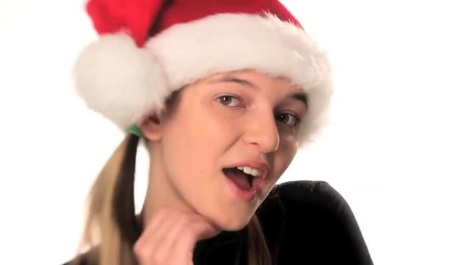 戴着圣诞老人帽子的女孩飞吻。