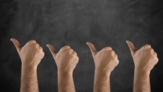 人手在黑板上竖起大拇指