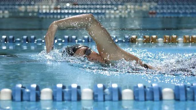 高清超慢动作: 年轻女子游泳前爬行