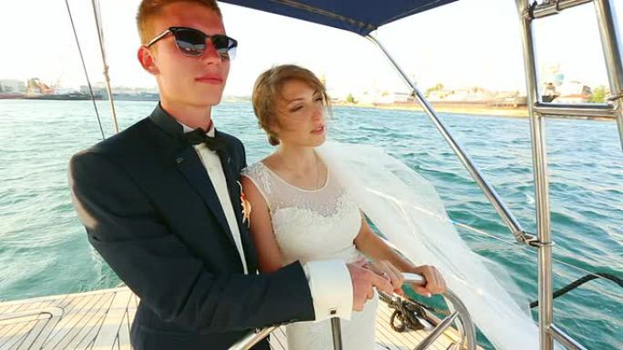 游艇掌舵的婚礼之旅