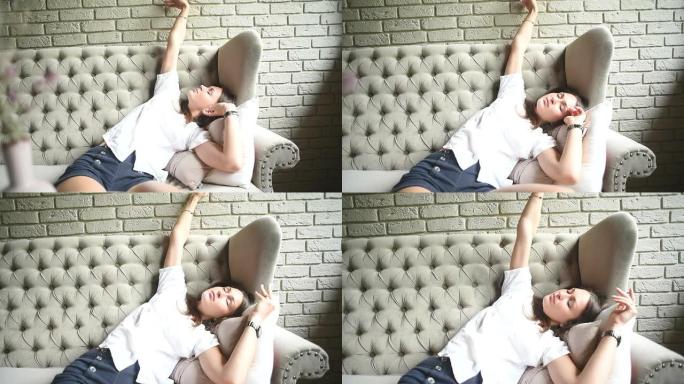 年轻漂亮的女孩无聊又伸展