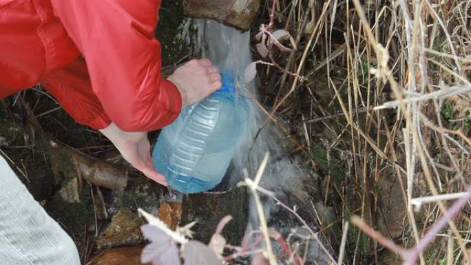 人类从大自然中取水——山间泉水