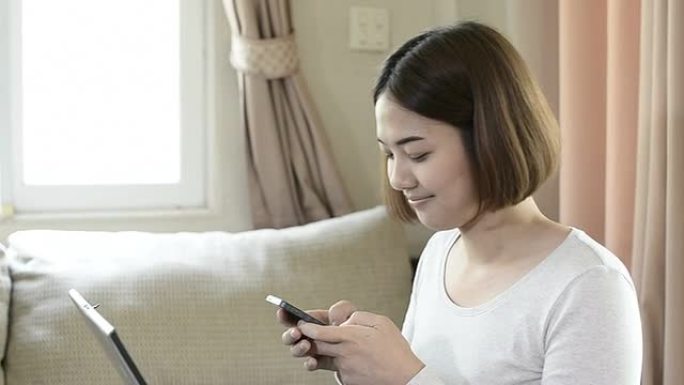 年轻女子在家使用智能手机