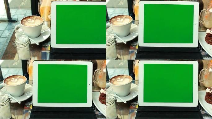 一名女子在咖啡馆手动使用数字平板电脑