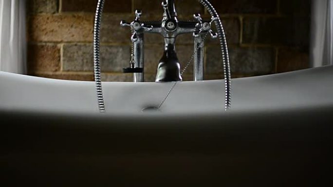 高清: 浴室中的老式浴缸