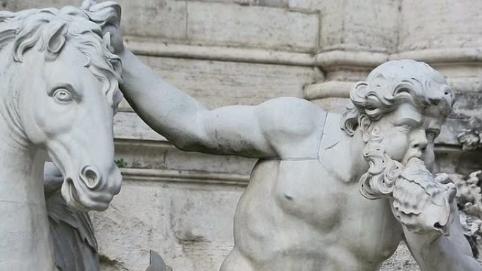 平移视频剪辑: 罗马特雷维喷泉雕像的细节