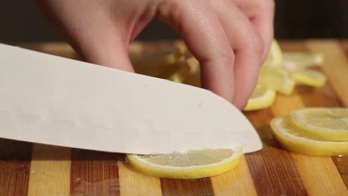 用菜刀切柠檬