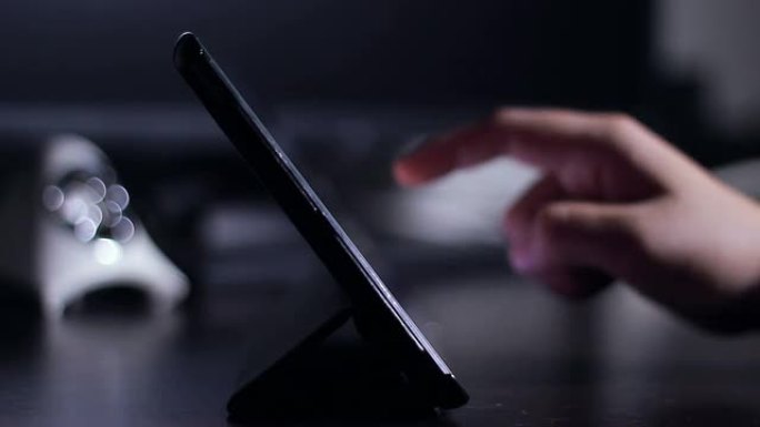 女性使用数字平板电脑