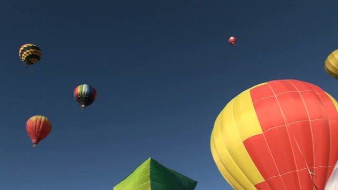气球升空五彩气球升空空中观看