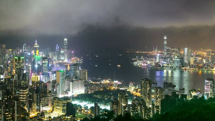 全景天际线，照亮香港现代建筑。时间流逝。高天使景观。