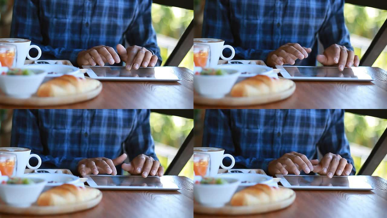 男子使用护垫在咖啡馆吃早餐