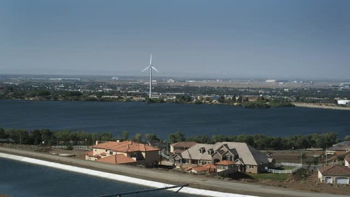 帕姆代尔湖和加州输水管道旁的风力涡轮机