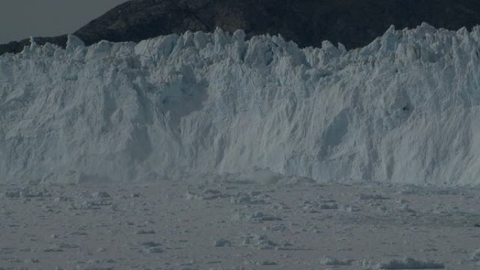 漂浮在海湾中的大块冰块