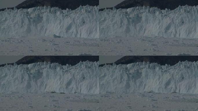 漂浮在海湾中的大块冰块