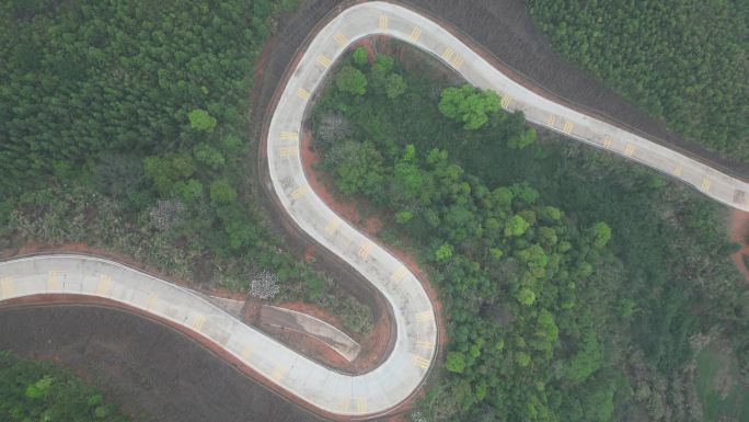 俯瞰乡村盘山公路迷雾飘过