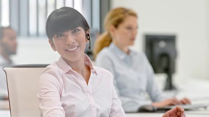 亚洲女性求助热线操作员的SLO MO肖像