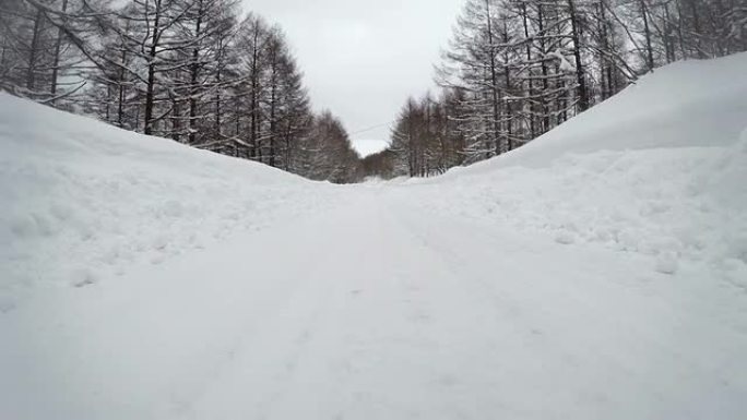 雪地冬季公路行驶行驶车窗外汽车第一视角