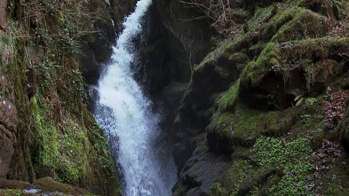 坎布里亚郡英格兰湖区小溪上的瀑布