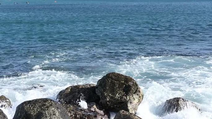 海浪拍打着岩石海边礁石