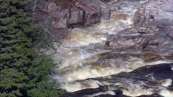 斯威夫特河和瀑布-鸟瞰图-美国卡罗尔县新罕布什尔州