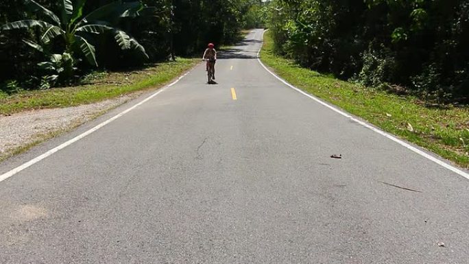 路上的女自行车手老外一个人骑车