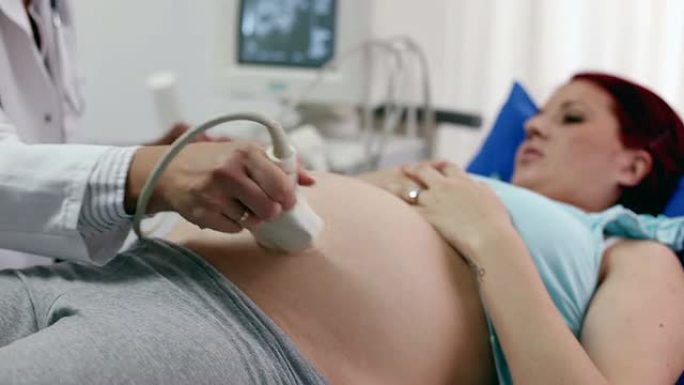 HD：孕妇进行超声波检查