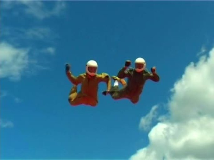 跳伞。两名男子在陆地上空盘旋