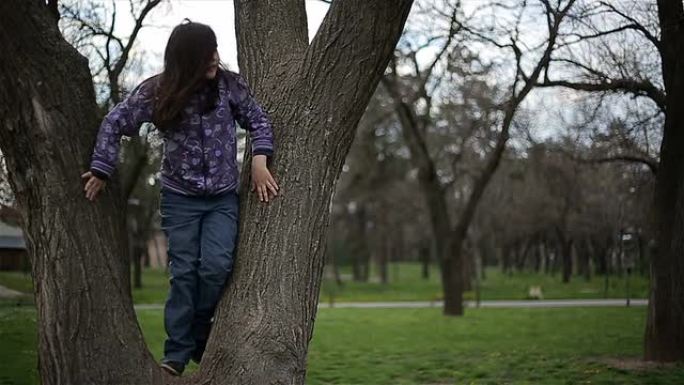爬在树上的小女孩