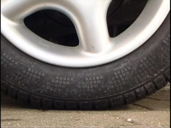 汽车轮胎汽车保险赔付轮胎泄气变形