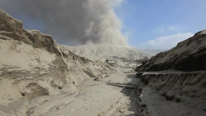 布罗莫火山爆发后龙卷风