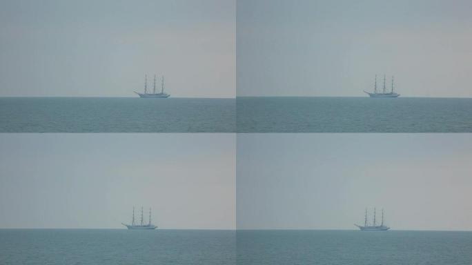 海上地平线上的帆船