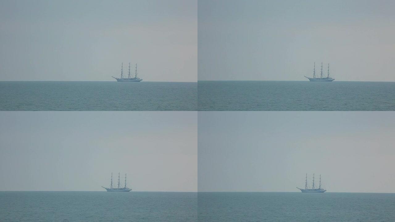 海上地平线上的帆船