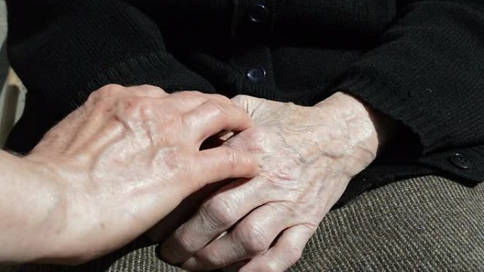 安慰一双老人的手。
