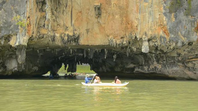 平移: 人们在攀牙湾的洞洞周围旅行