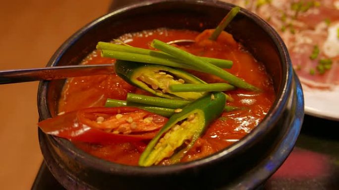 4k镜头: 韩国烧烤，美味佳肴